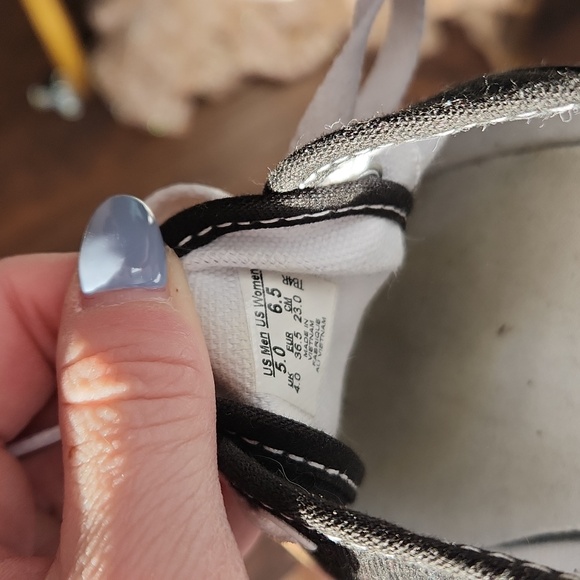 Lion King painted Vans size 6.5 womens - Picture 3 of 3